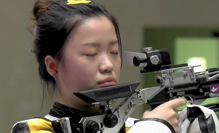 奥运双冠王杨倩，被质疑“学霸人设”，体育特长生480分考清华