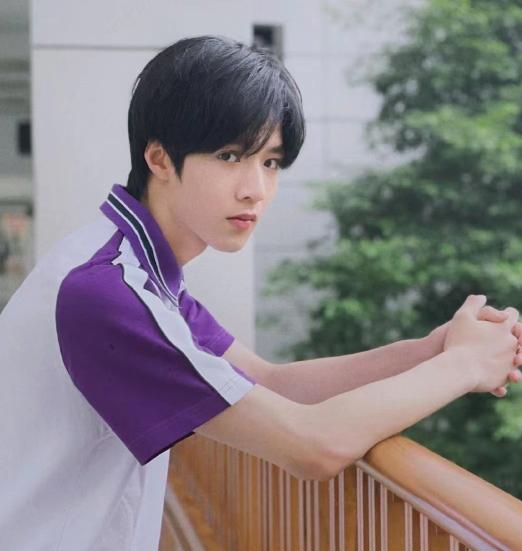 刘耀文现身重点高中，穿校服在班内上课被举报，官方回应未被录取