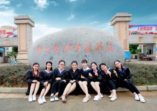 女大学生在音乐节热吻中年“秃顶男”，高校院长人格担保：非本人