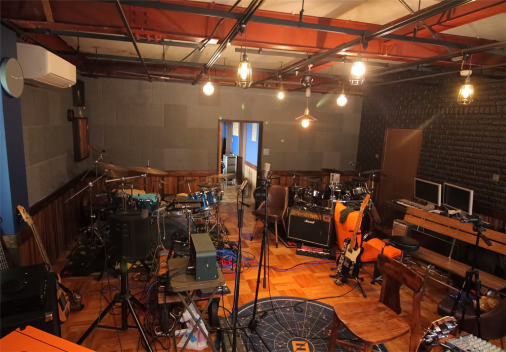 80后的他买下废弃学校，独居的日子一过就是7年，虽孤独却很自由