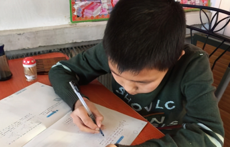 “数字8不封口，不会就别乱教”！老师家长群发怒，家长有点懵