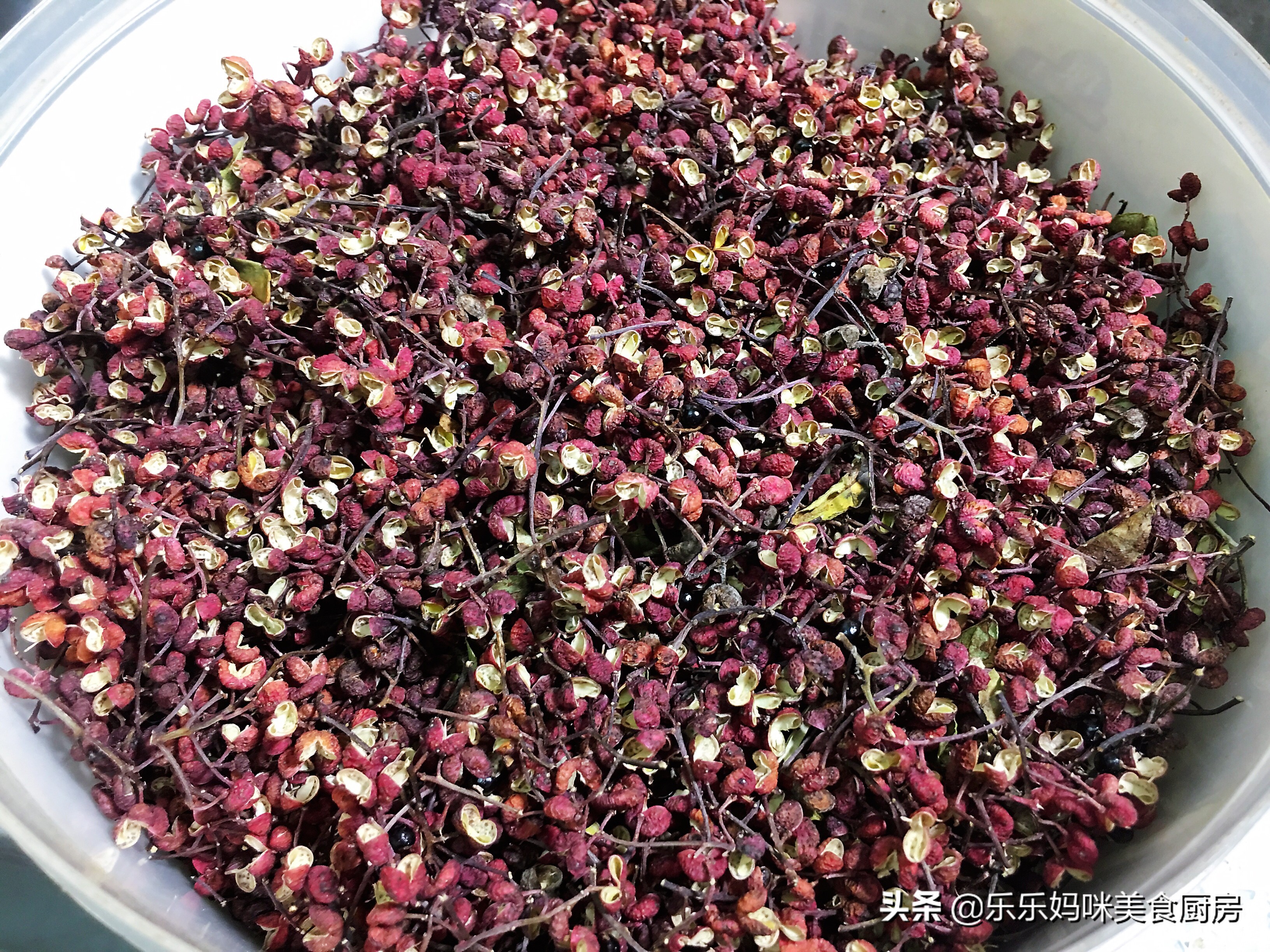 每年秋季，妈妈都用这方法腌咸菜，7种食材腌1瓮，够吃一冬