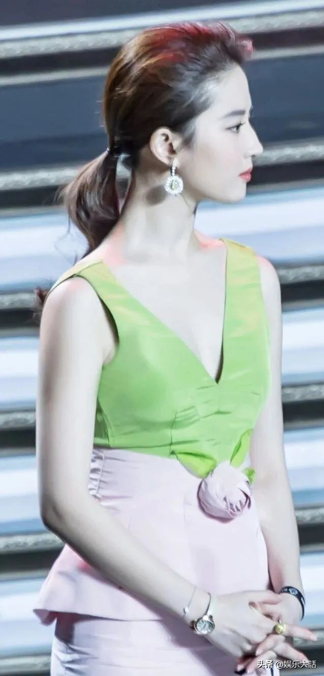 溜肩为什么叫美人肩,溜肩和正常肩的区别图片