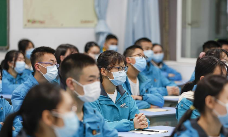 清华美院毕业展惹争议，模特清一色“眯眯眼”，网友评论崇洋媚外