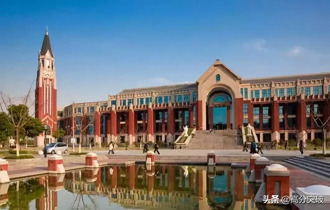 泡一整天都不够！国内那些美炸天的大学图书馆，你去过几个？