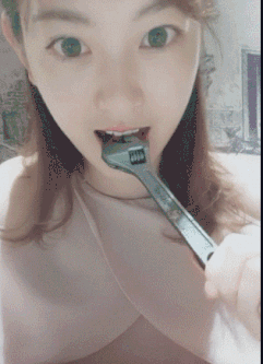 今天和老公一起午睡，我醒了但没睁开眼，老公以为我还在睡觉