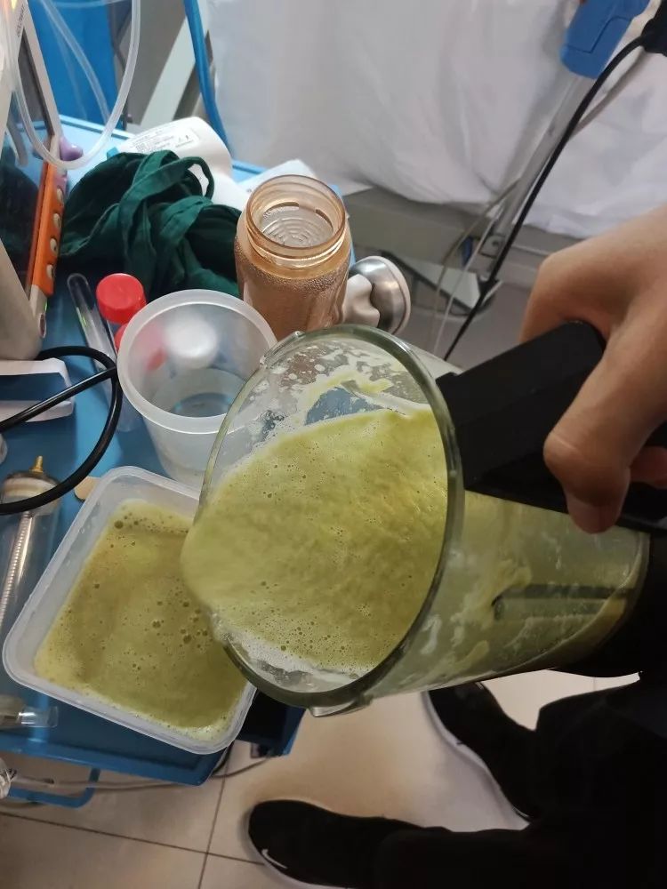 上课常迟到还要家人陪读？21岁学霸背后的秘密让人泪目…