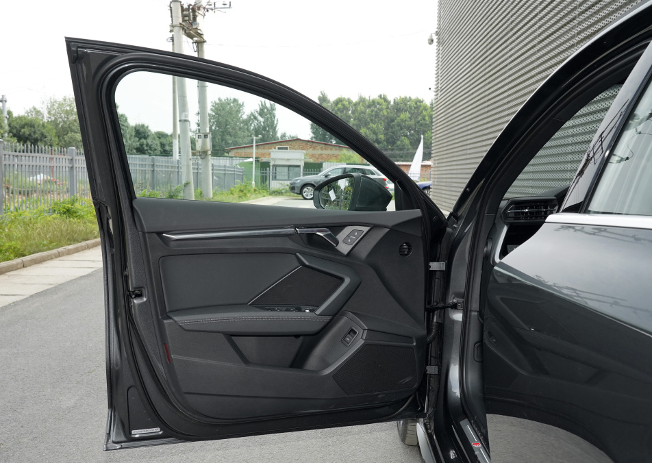 奥迪A3再次降价，新车落地价不超过20万元！网友：颜值超高工艺好