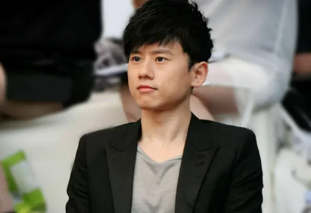 张杰被聘为上海大学老师，却被网友质疑学历太低，学校给出回应