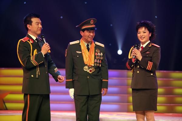 老山战场侦察英雄丁晓兵，被炸亲手割掉手臂，31年后成独臂少将