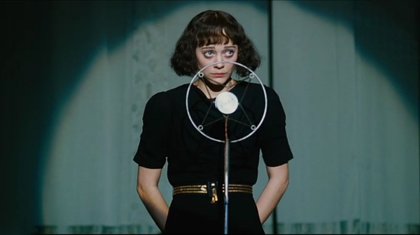 《玫瑰人生》:从女孩到女人,法国香颂天后的悲剧传奇,太痛了