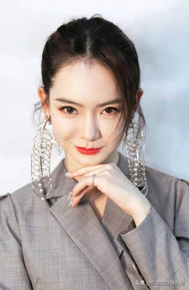 女人不管奔几，最好少戴这3种“饰品”，显廉价没气质被人说装嫩