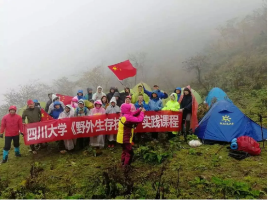 四川神仙高校：超20个食堂，宿舍三室一厅，有专属地铁站！网友：五星级体验！