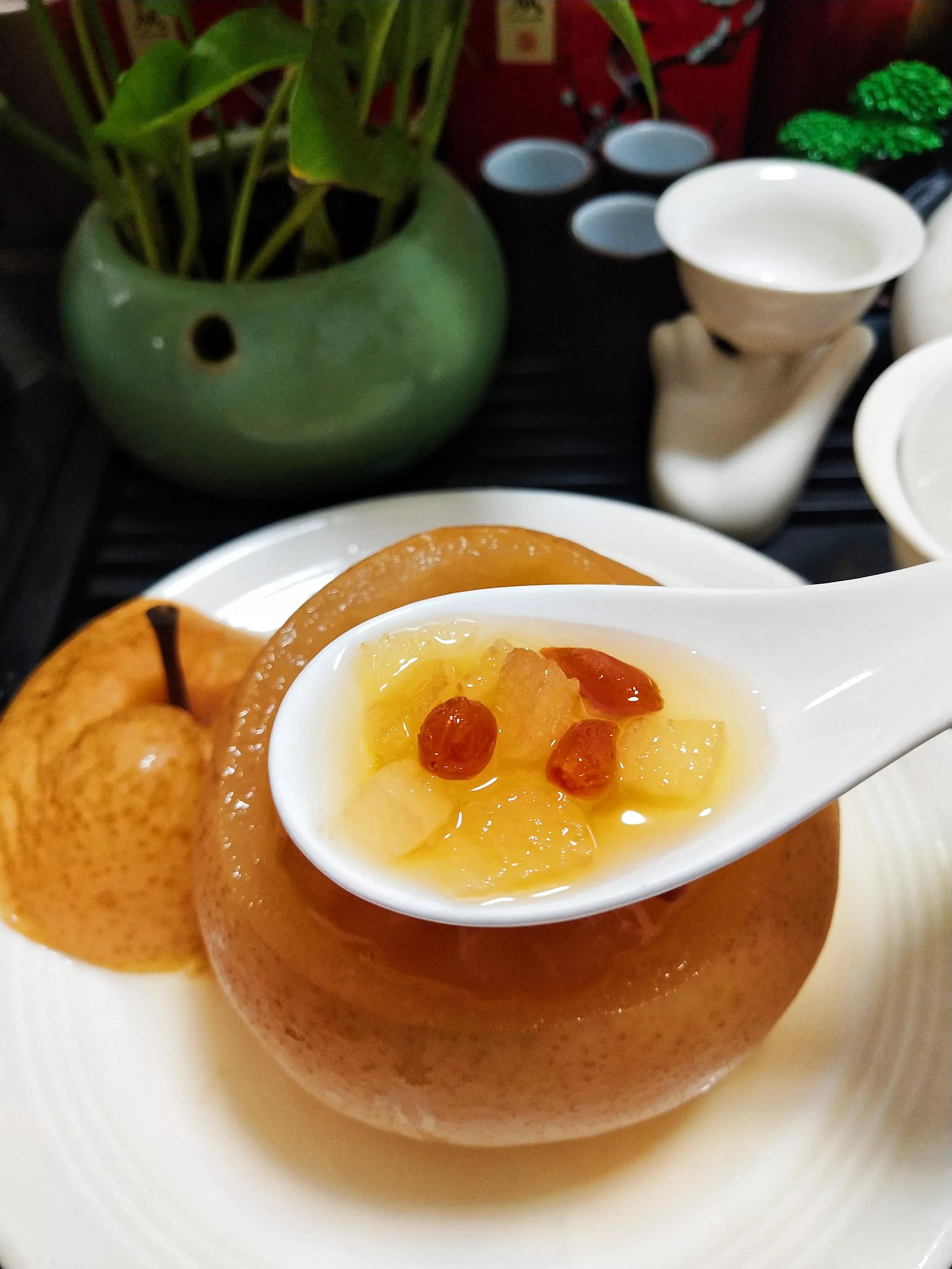 秋季必备止咳化痰润肺的冰糖枸杞炖雪梨糖水