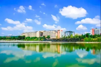 他以文科状元考入政法名校，被母校聘为副教授，还和岳父岳母是校友！