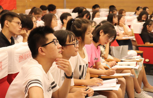 大学生想入党，谁有决定权？是在辅导员手里还是在党支书记手里？