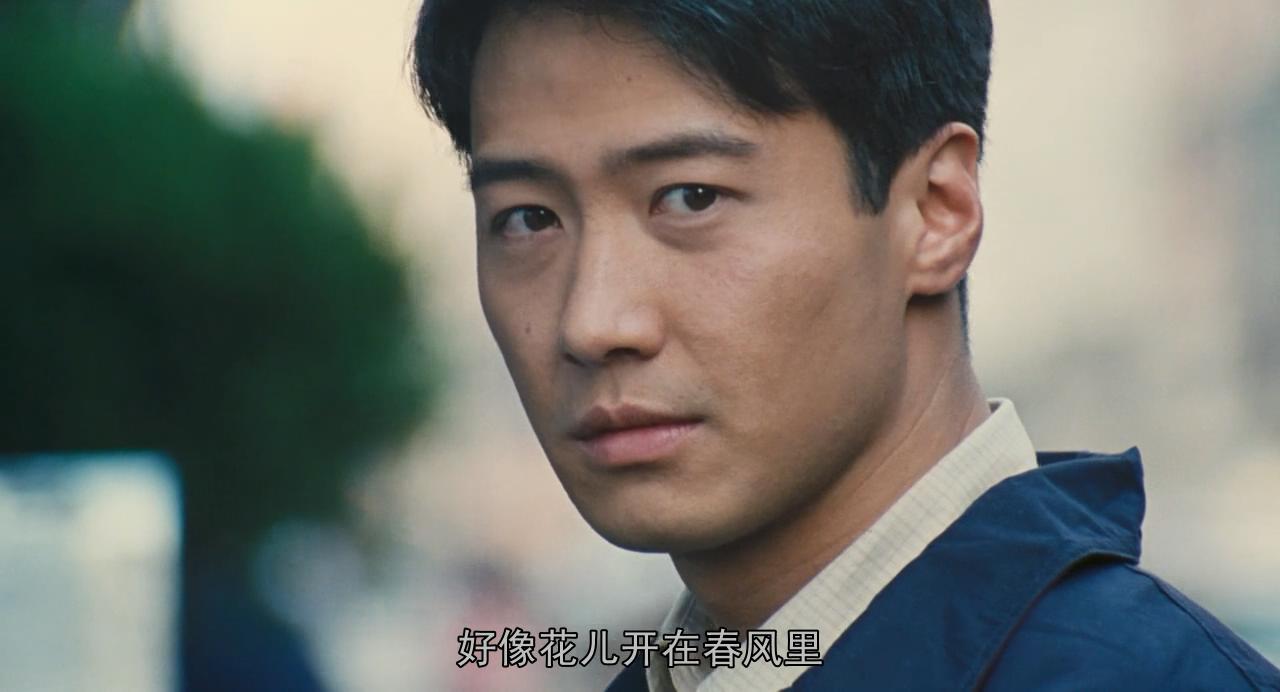 黎小军转头看见李翘.迅速切回中景镜头,强调两个人此时的位置,距离.