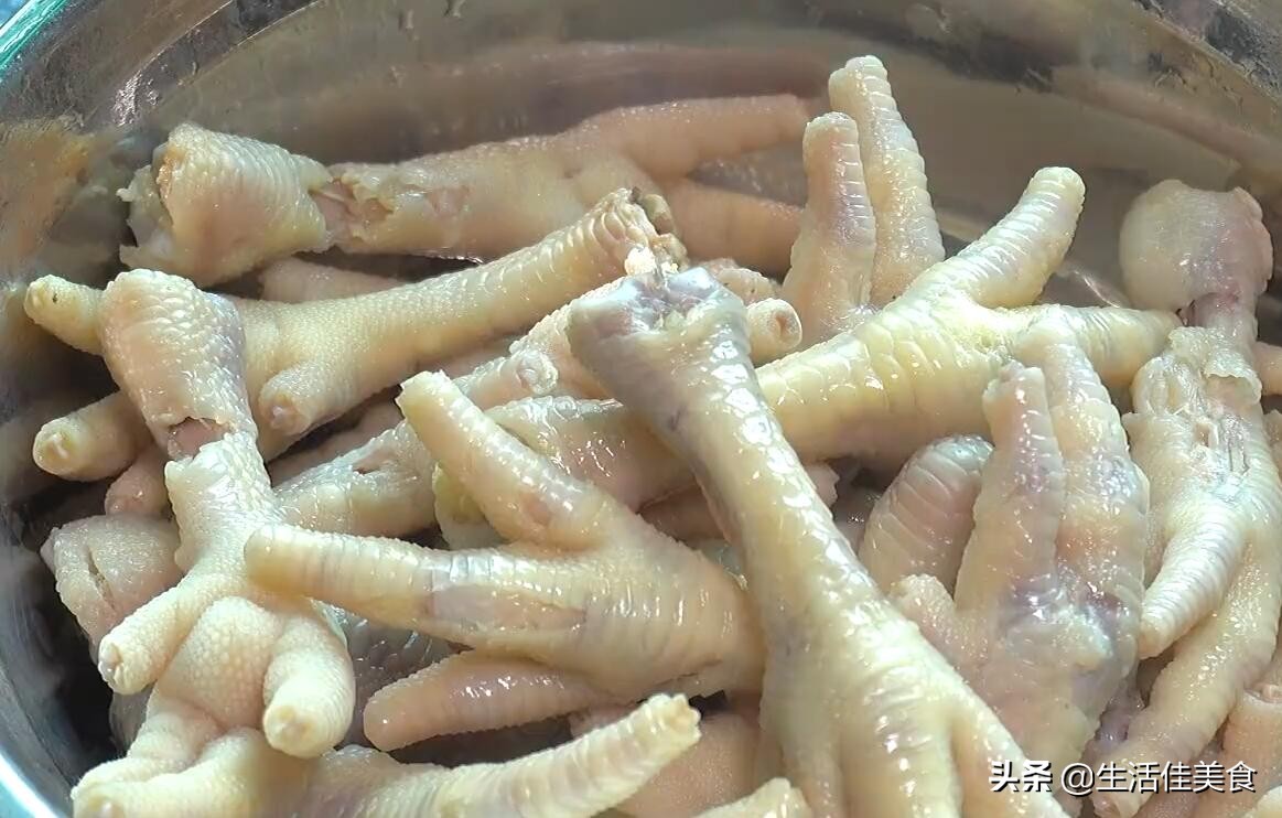无骨鸡爪怎么做（自制无骨鸡爪软糯筋道酸辣入味）