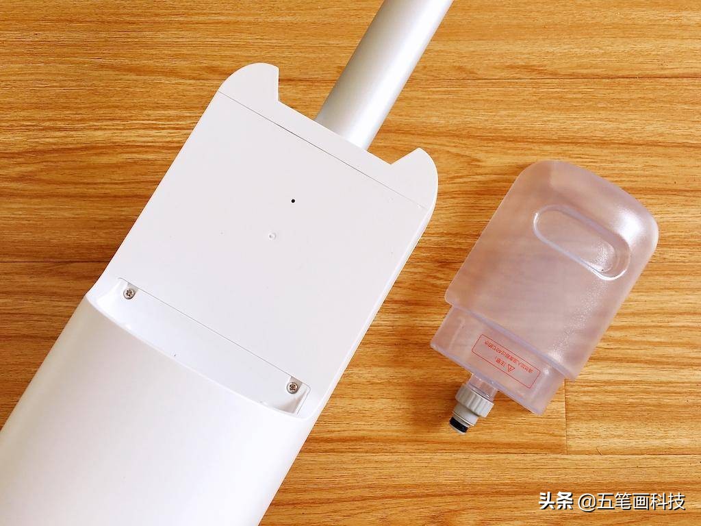 滚刷都能自清洁，那脏污哪里去了？洒哇地咔无线地面清洗机初体验