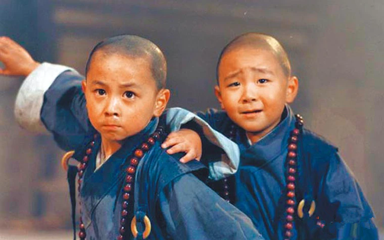 27年前成最富童星，却因母亲“败家”负债累累，他如今怎样了？