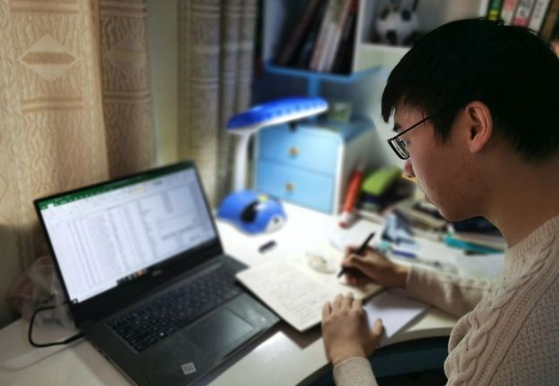 中山大学“新生课表”火了，周一到周五课程满满，学生集体吐槽