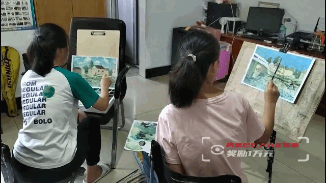 孪生姐妹考上大学，一家人为学费犯了愁：妈妈曾偷偷掉眼泪