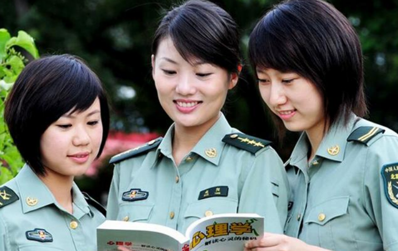 “高考入伍”和“毕业入伍”，退伍后差距明显，导员：有第三条路