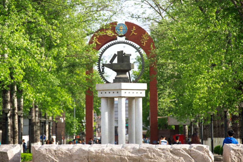 北京交通大学校徽（毛主席题写校名）