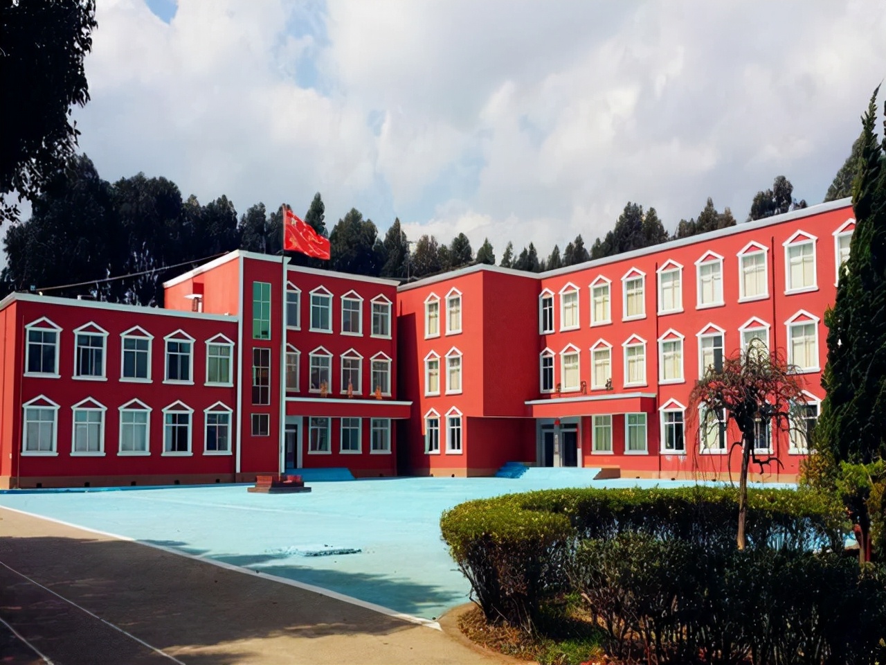 河北百强名校，600分以上达3000多人，本科上线率99.8%，报考