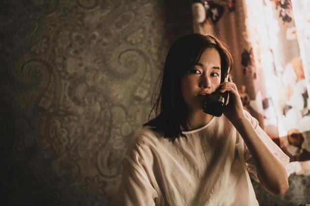 超高评分的韩国惊悚电影《the call》,超时空对话