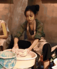 美女邪恶动态图片：妹子做瑜伽还在聊天吗？！