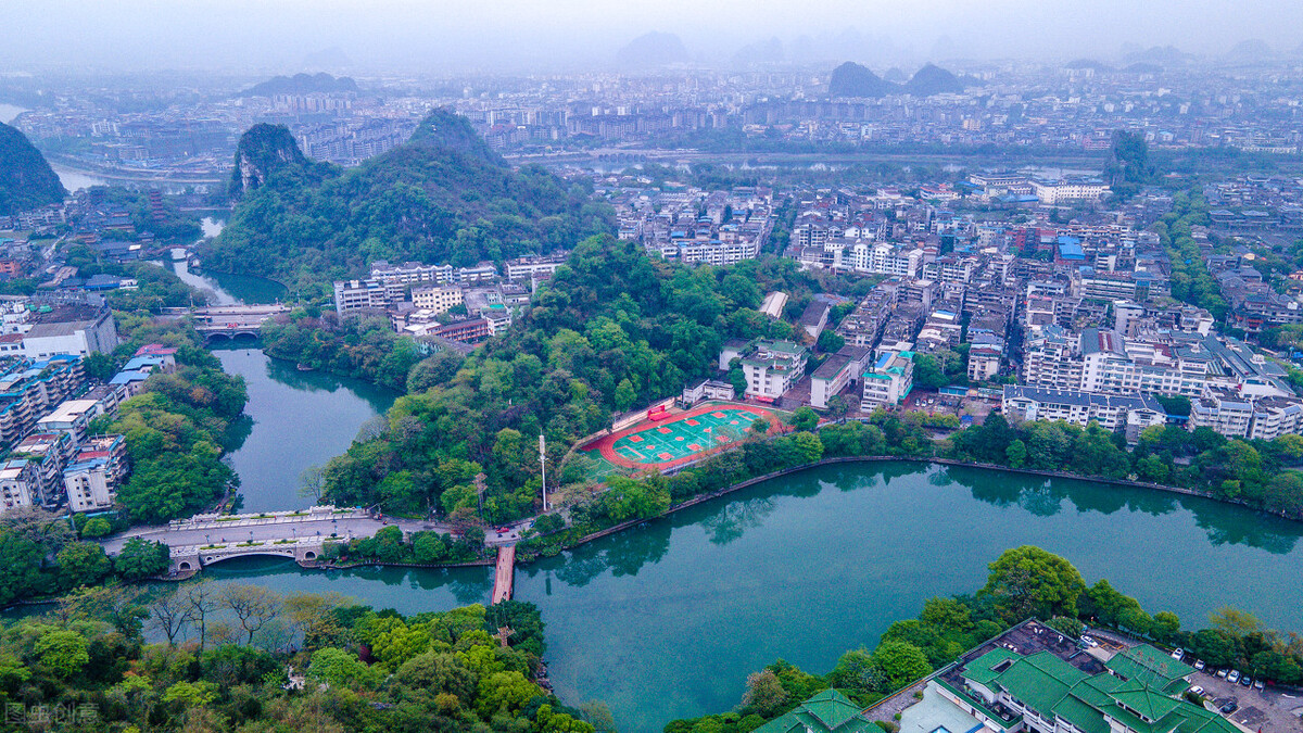 第一天:象鼻山—靖江王府—兩江四湖夜景 住:桂林市第一站:象鼻山