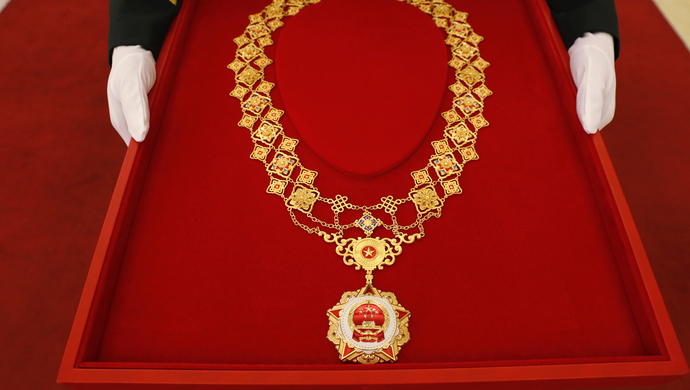 共和国勋章是多少克黄金制成它什么材质做成的制成制作的答案