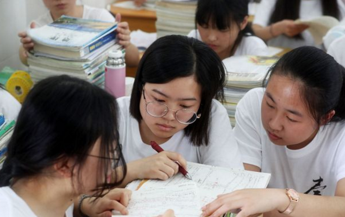 清华美院毕业展惹争议，模特清一色“眯眯眼”，网友评论崇洋媚外