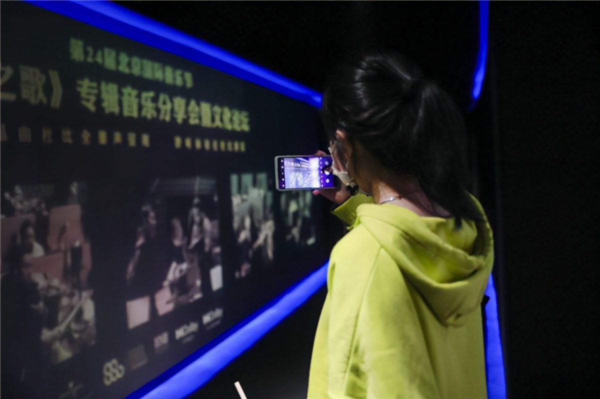 科技带着音乐“飞”，中国诗词来了一场“环球之旅”