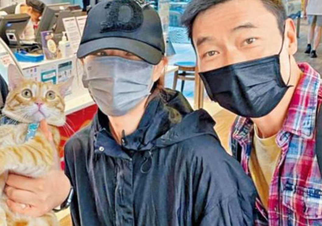 郑秀文晒全家福缅怀父亲，逾80岁母亲罕见露脸，面容慈祥气质优雅