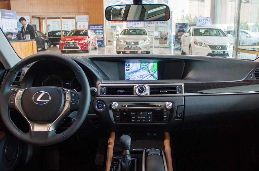 到了40岁，就该买雷克萨斯GS了，看出车型你就能感受到“年龄感”