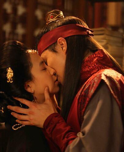 《霜花店》中大尺度三角恋何去何从