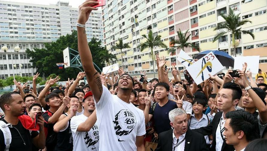 有哪些nba球星要中国行(NBA八大球星来中国玩自拍：看谁才是人气王，第一位实至名归)