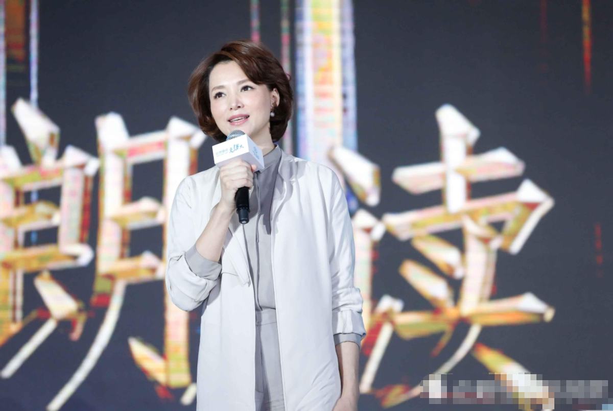 “央视一姐”董卿：连续主持13届春晚，却因赴美生子惨遭网友痛骂