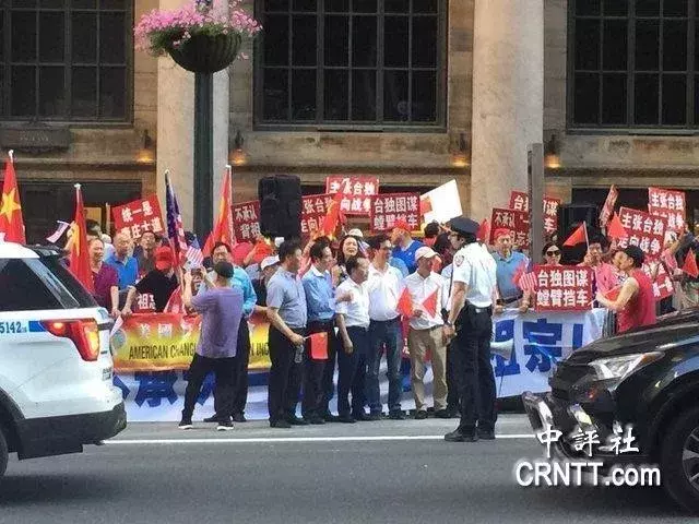 蔡英文回程“过境”又遇抗议：统一是康庄大道