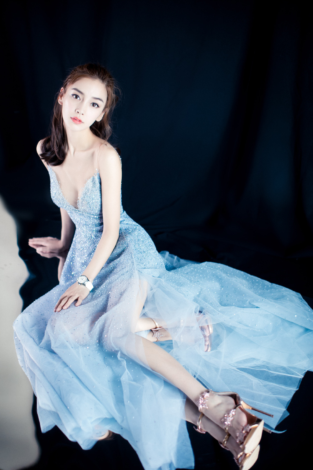 杨颖暴瘦身材被嘲的背后:32岁的黄晓明娇妻,在事业瓶颈前很无力