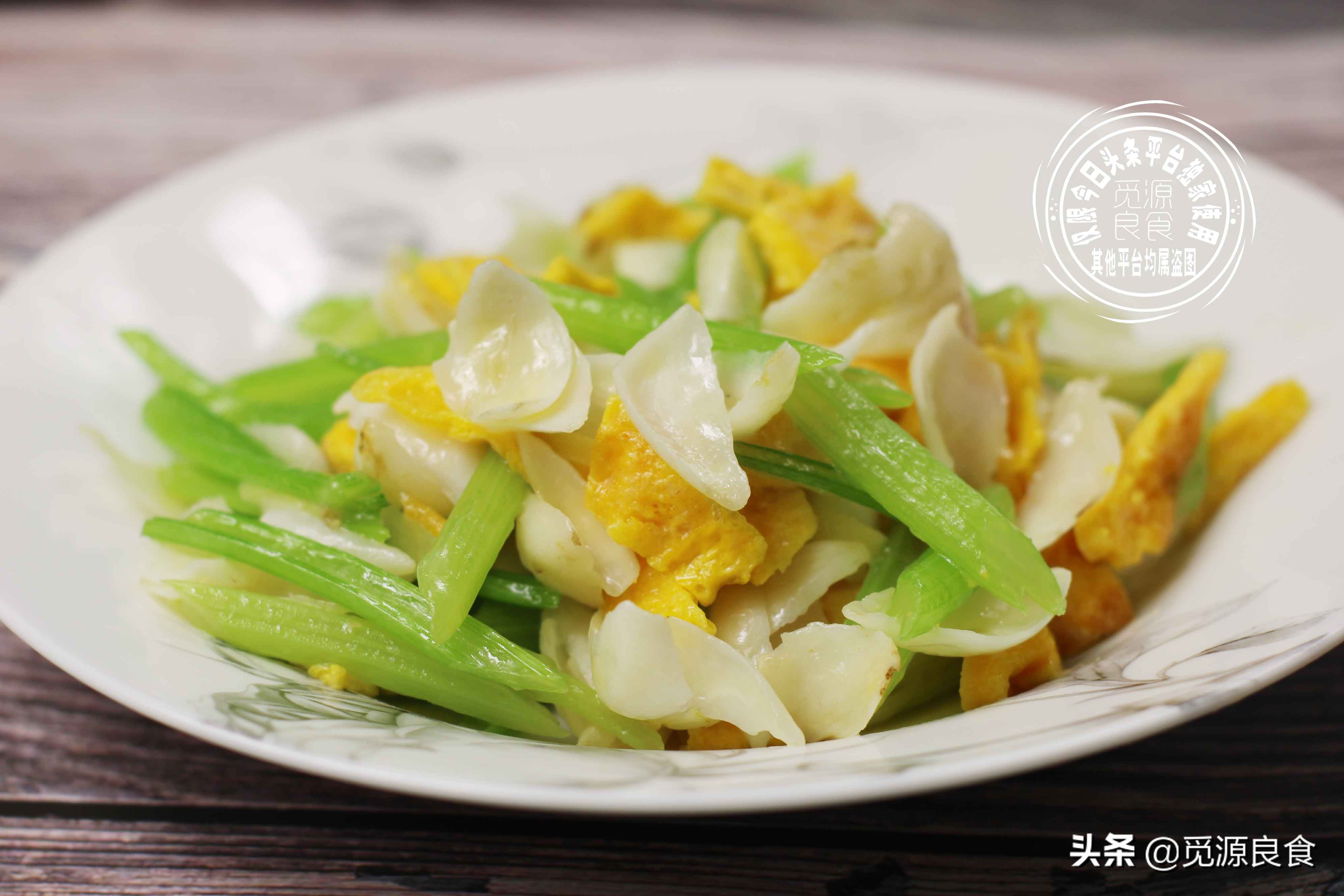 一道清淡的素菜，西芹炒百合，清脆爽口营养美味，隔三差五吃一回