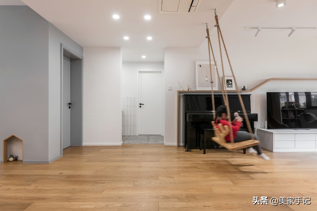 親子房設計為孩子，她在客廳裝秋千、做地台、設滑梯，全屋裝潢漂亮實用極了
