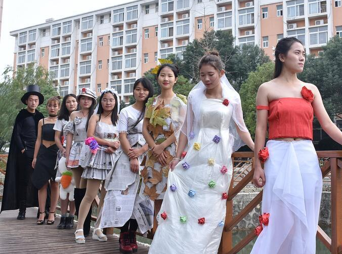 当代女大学生的“迷惑发型”，被钢铁直男调侃：乍一看好像我奶奶