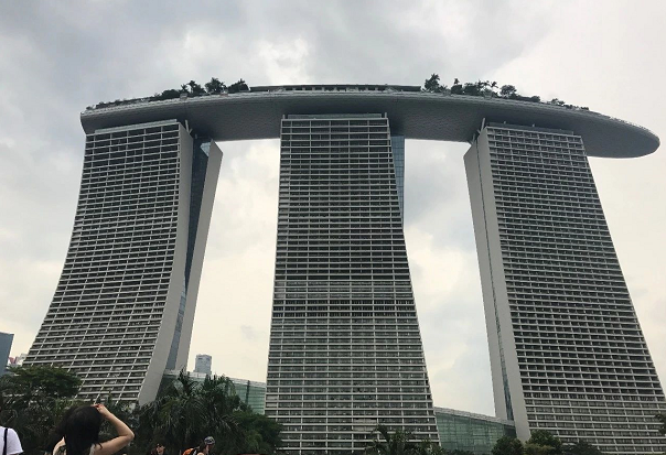 金沙酒店外形酷似帆船,是新加坡的标志性建筑,当然也是很多人向往居住