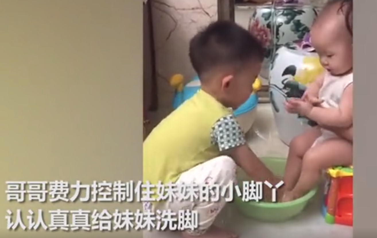 “暖心”哥哥火了，给妹妹洗脚时突然扎进盆里，满屏都是榴莲味
