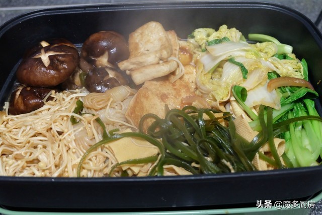 寿喜锅自己做，简单方便又好吃，半碗调味汁一浇，从此告别水煮菜