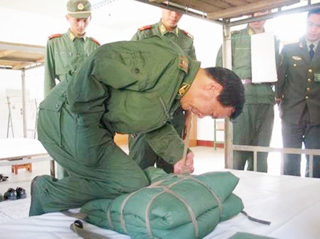 老山战场侦察英雄丁晓兵，被炸亲手割掉手臂，31年后成独臂少将