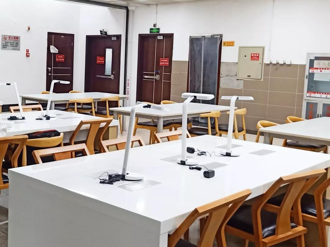 有这么好的图书馆太棒了吧！这样的图书馆给我来一打！